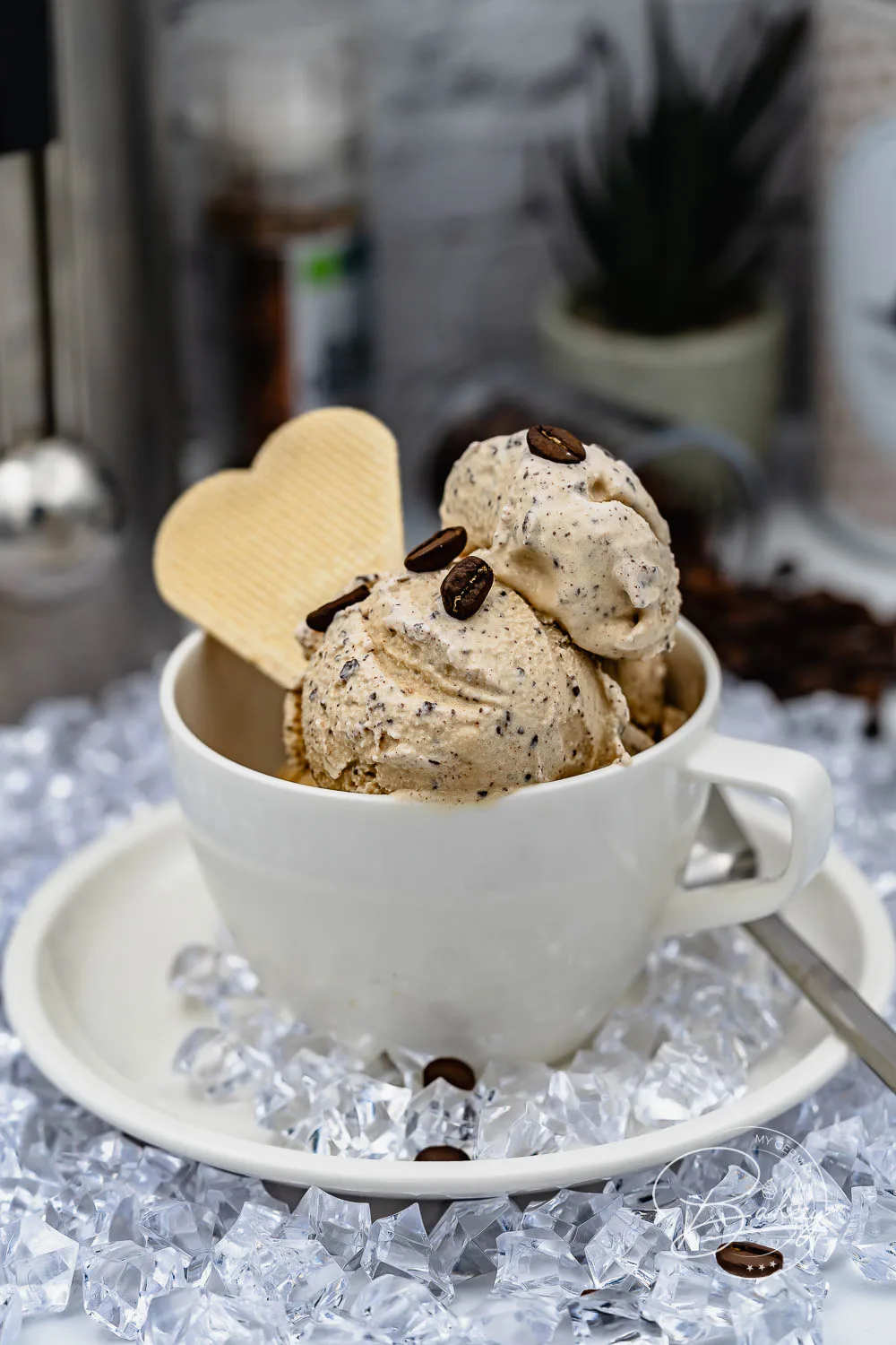 Kaffee Eis Rezept - Cappuccino Eis mit Schokolade - einfaches Rezept wie Eiskaffee, leckere Eiscreme mit Kaffee und Schokoladenstücken. Espresso Kaffee aus unserer Kaffeemaschine für bestes Kaffee Eis und Cappuccino Eis