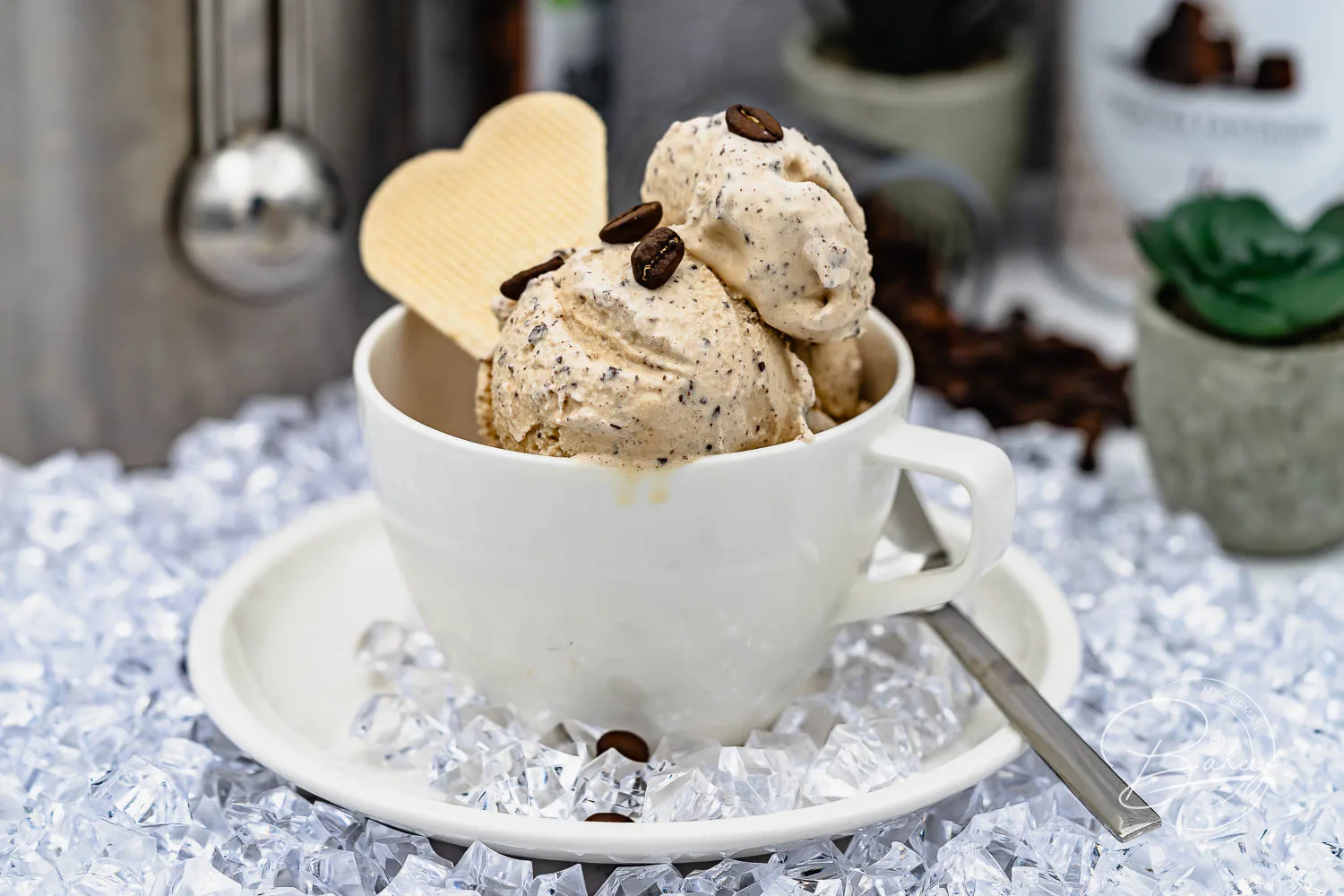 Kaffee Eis Rezept - Cappuccino Eis mit Schokolade - einfaches Rezept wie Eiskaffee, leckere Eiscreme mit Kaffee und Schokoladenstücken. Espresso Kaffee aus unserer Kaffeemaschine für bestes Kaffee Eis und Cappuccino Eis