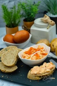 Lachssalat Rezept - Lachs Brotaufstrich und Beilage zu gekochten Pellkartoffeln und Kartoffeln. Lachs Salat Rezept fürs Brot einfach schnell selber machen, auch als Dip. Lecker würzig ist die Mischung aus Eier, Lachs oder Lachschnitzeln bzw. Seelachs-Mus, Zwiebeln und Mayonnaise