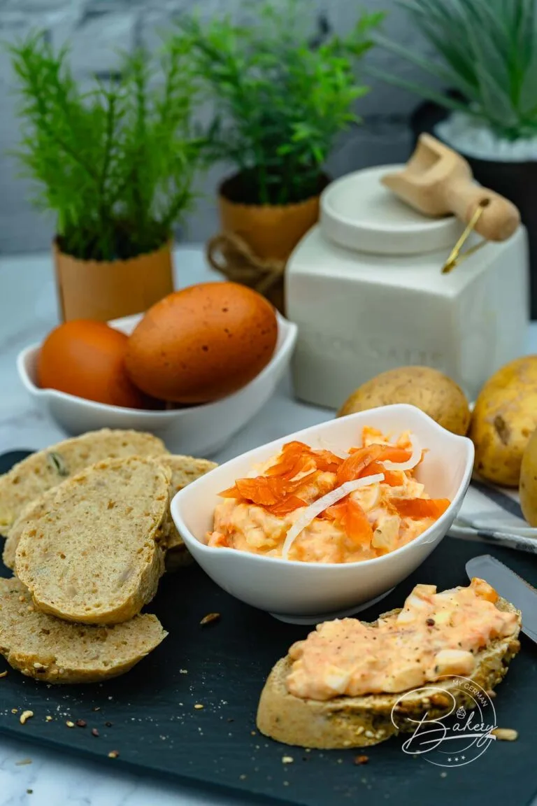 Lachssalat Rezept - Lachs Brotaufstrich und Beilage zu gekochten Pellkartoffeln und Kartoffeln. Lachs Salat Rezept fürs Brot einfach schnell selber machen, auch als Dip. Lecker würzig ist die Mischung aus Eier, Lachs oder Lachschnitzeln bzw. Seelachs-Mus, Zwiebeln und Mayonnaise