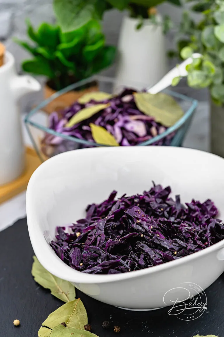 Traditionelles Rotkohl Rezept - Rotkohl kochen - nach Omas Art einfach und schnell Rotkohl kochen. Blaukraut oder Rotkohl Rezept mit einfachen Zutaten wie Essig, Margarine, Zucker und Lorbeerblätter selber machen. Saftig und knackig als karamellisierter Rotkohl als Beilage.