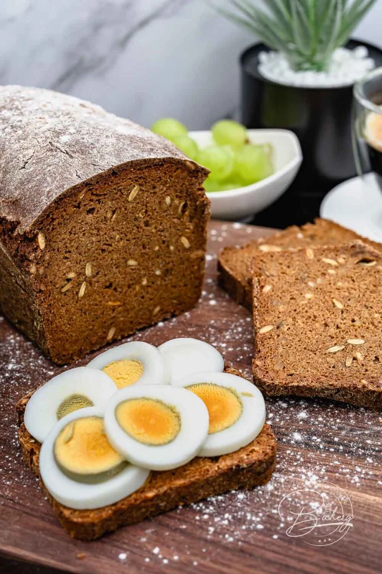 Richtig dunkles Schwarzbrot als Vollkornbrot Rezept mit Roggenschrot und Rübenkraut oder Zuckerrübensirup. Dunkles Brot, das an Pumpernickel Brot erinnert und etwas mehr Zeit durch Quell und Backphasen benötigt, ohne kompliziert zu sein.