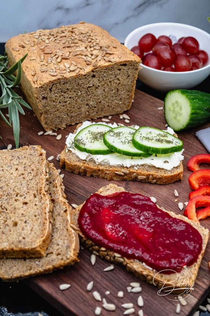 Vollkornbrot Rezept mit Dinkelmehl - Dinkelbrot als einfaches und leckeres dunkles Vollkornbrot mit Dinkelvollkornmehl. Dunkles Brot einfach schnell selber backen mit einfachen Zutaten