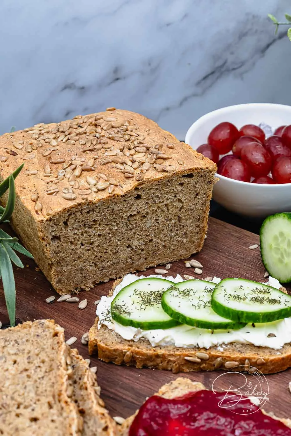 Vollkornbrot Rezept mit Dinkelmehl - Dinkelbrot als einfaches und leckeres dunkles Vollkornbrot mit Dinkelvollkornmehl. Dunkles Brot einfach schnell selber backen mit einfachen Zutaten