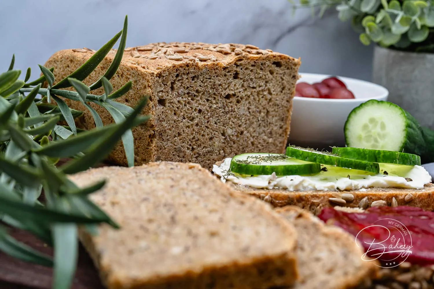 Vollkornbrot Rezept mit Dinkelmehl - Dinkelbrot als einfaches und leckeres dunkles Vollkornbrot mit Dinkelvollkornmehl. Dunkles Brot einfach schnell selber backen mit einfachen Zutaten