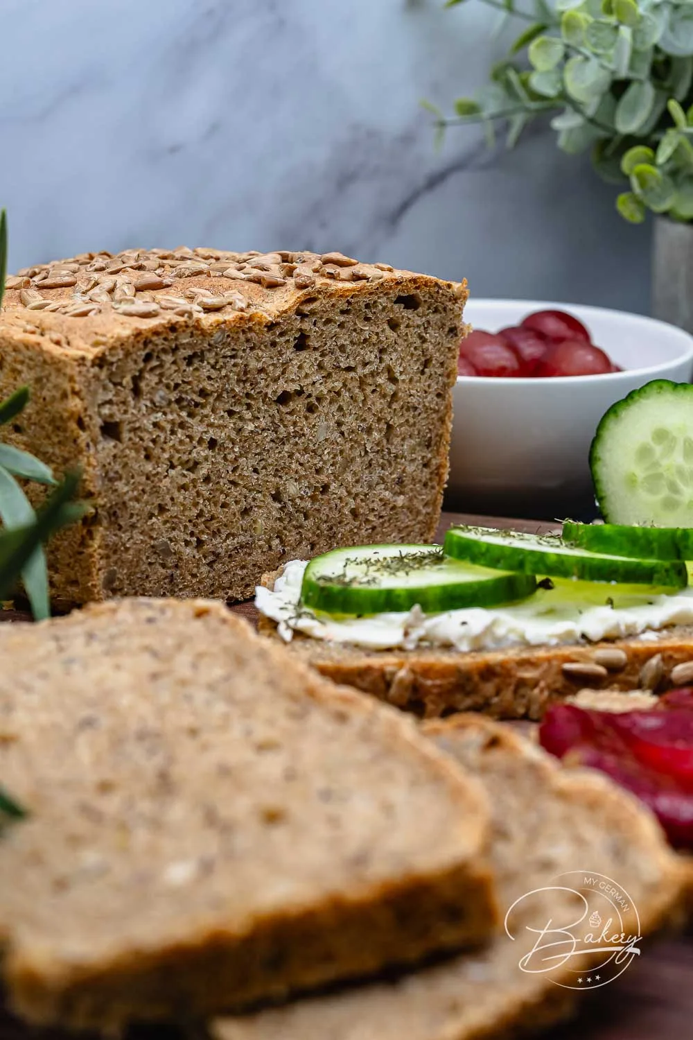 Vollkornbrot Rezept mit Dinkelmehl - Dinkelbrot als einfaches und leckeres dunkles Vollkornbrot mit Dinkelvollkornmehl. Dunkles Brot einfach schnell selber backen mit einfachen Zutaten