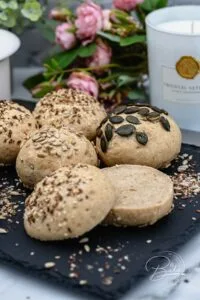 Bestes Dinkel-Vollkornbrötchen Rezept für leckere dunkle Brötchen, die schnell gemacht sind und einfach lecker schmecken