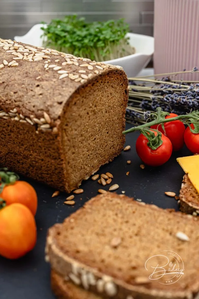 Vollkornbrot Rezept mit Dinkelmehl und Roggenschrot - Dunkles Brot mit Dinkelmehl, Roggenschrot und Rübenkraut oder Zuckerrübensirup. Dunkles Brot Rezept für leckeres Deutsches Brot, das richtig traditionell schmeckt und leicht an Pumpernickel Brot erinnert